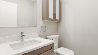 トイレは浮かせる収納にすれば掃除も楽になる!さすが山崎実業